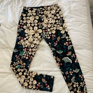 COPY - OS lulaRoe leggings black background with florals.